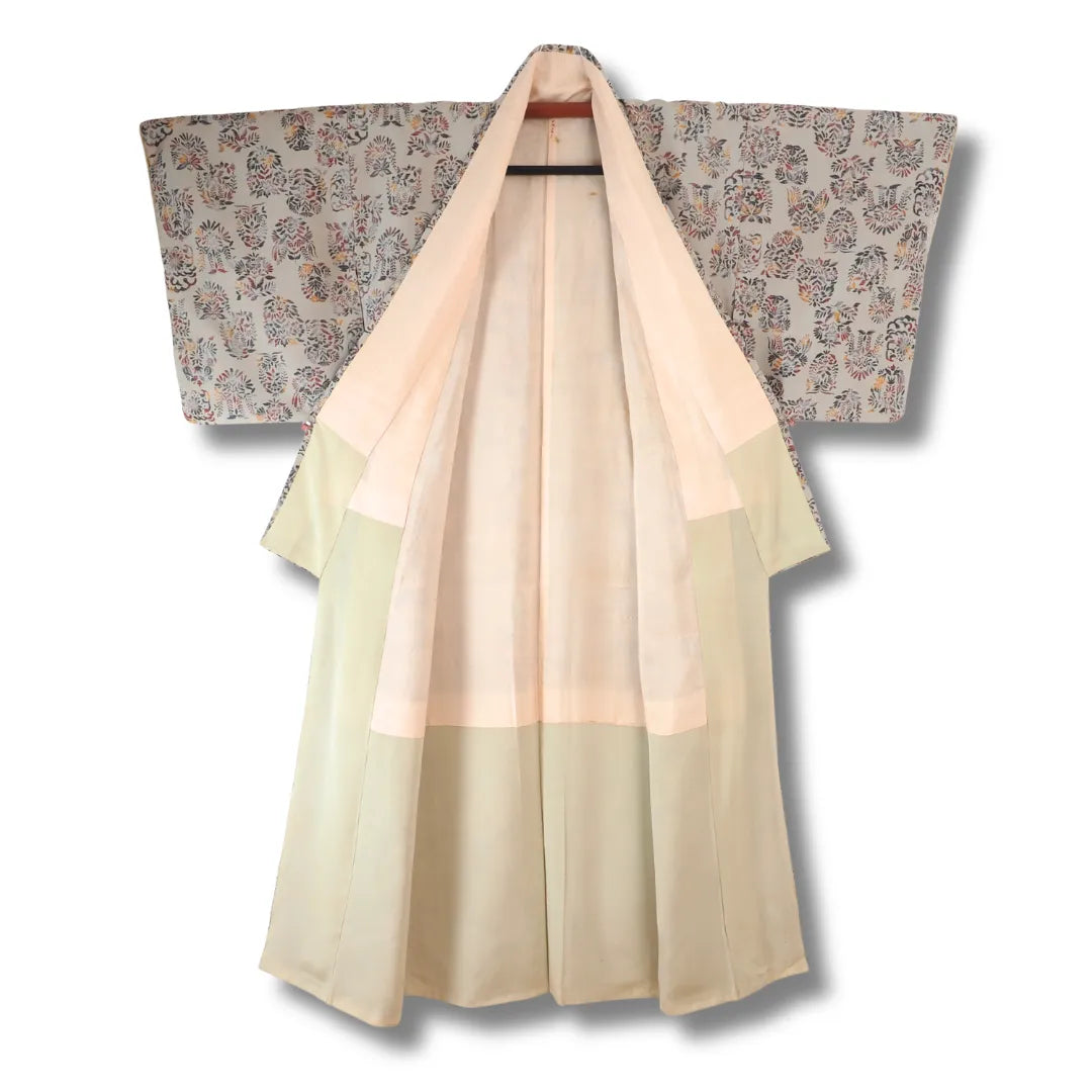 Vintage Komon-Kimono aufgehängt, pfirsichfarbenes Futter sichtbar