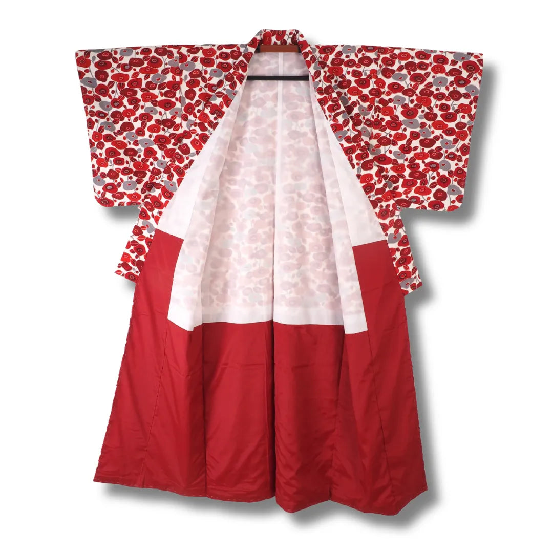 Vintage Komon-Kimono aufgehängt, rotes Futter im Kontrast zum cremeweißen Außenstoff sichtbar