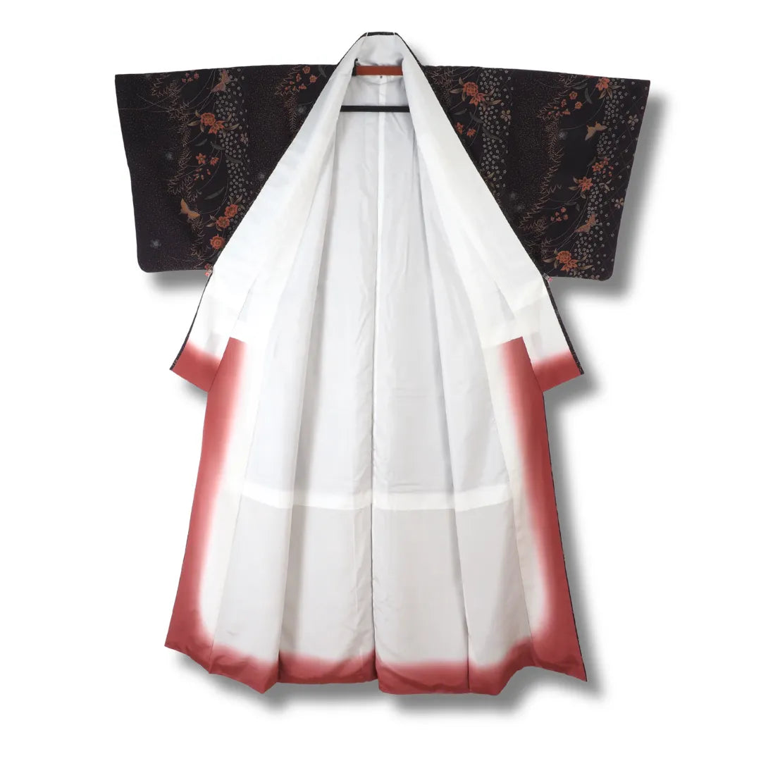 Vintage Komon-Kimono aufgehängt, rotes Futter im warmen Kontrast zum dunklen Außenstoff sichtbar