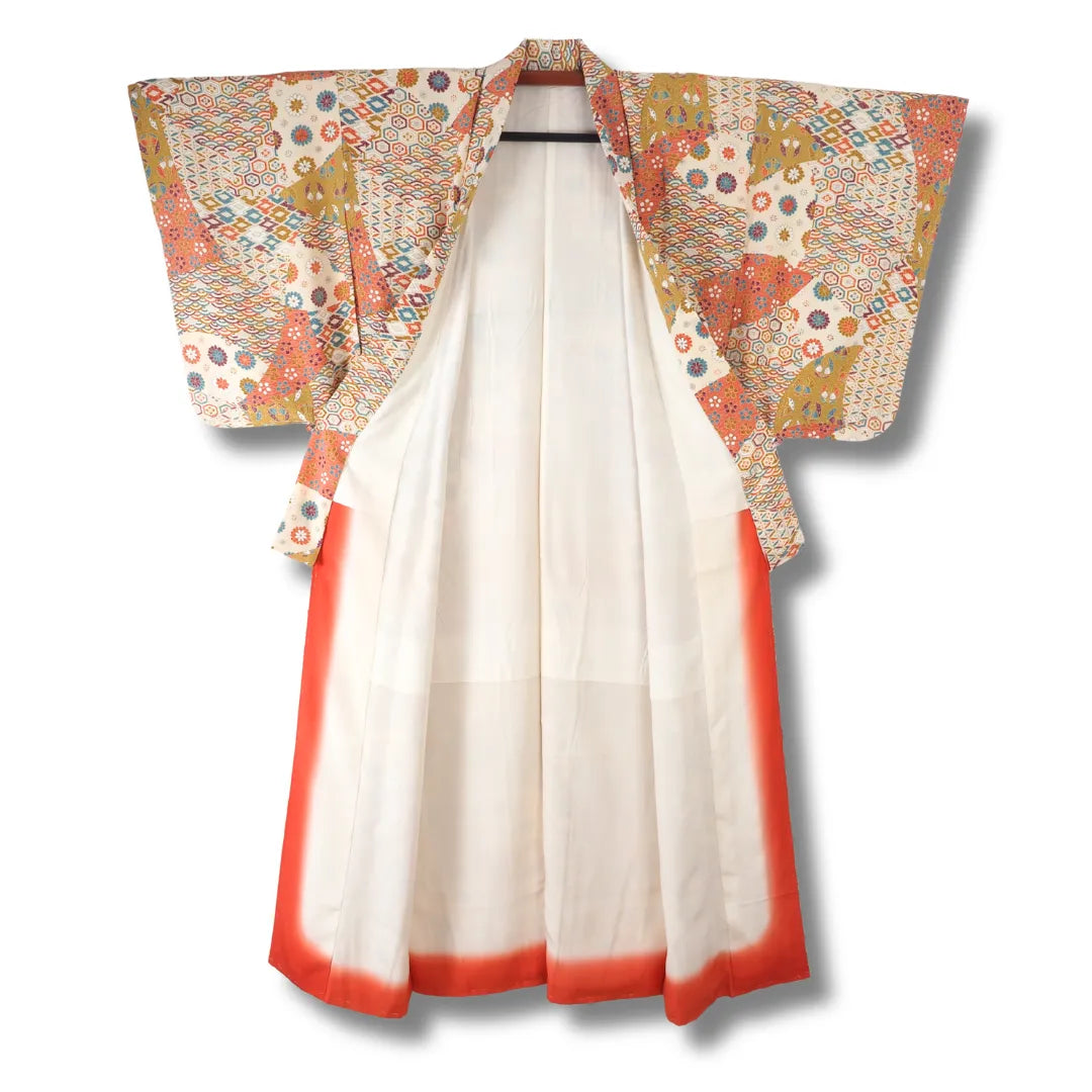 Vintage Komon-Kimono aufgehängt, weißes Futter mit rotem Saumakzent sichtbar