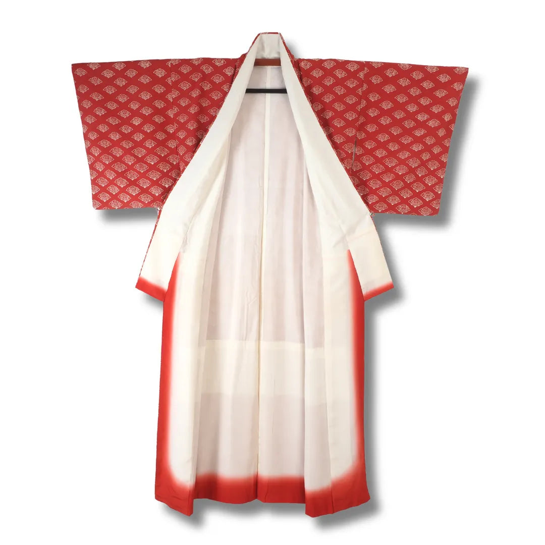 Vintage Komon-Kimono aufgehängt, weißes Futter mit rotem Saumakzent sichtbar