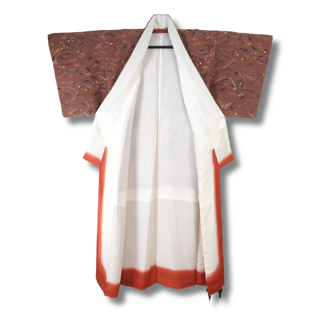 Vintage Komon-Kimono aufgehängt, weißes Futter mit rotem Saumakzent sichtbar