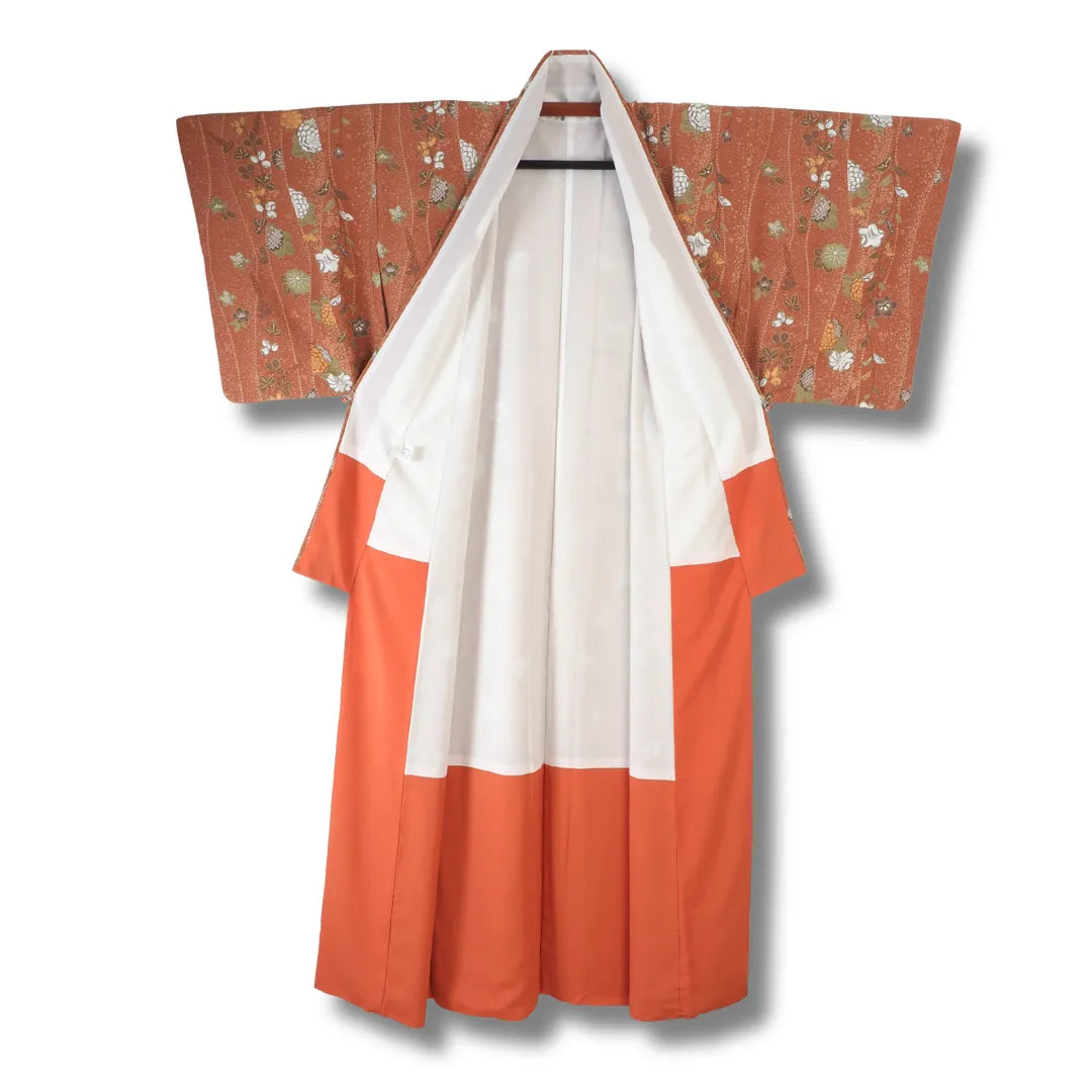 Vintage Komon-Kimono aufgehängt, weißes Futter mit korallrotem Saumakzent sichtbar