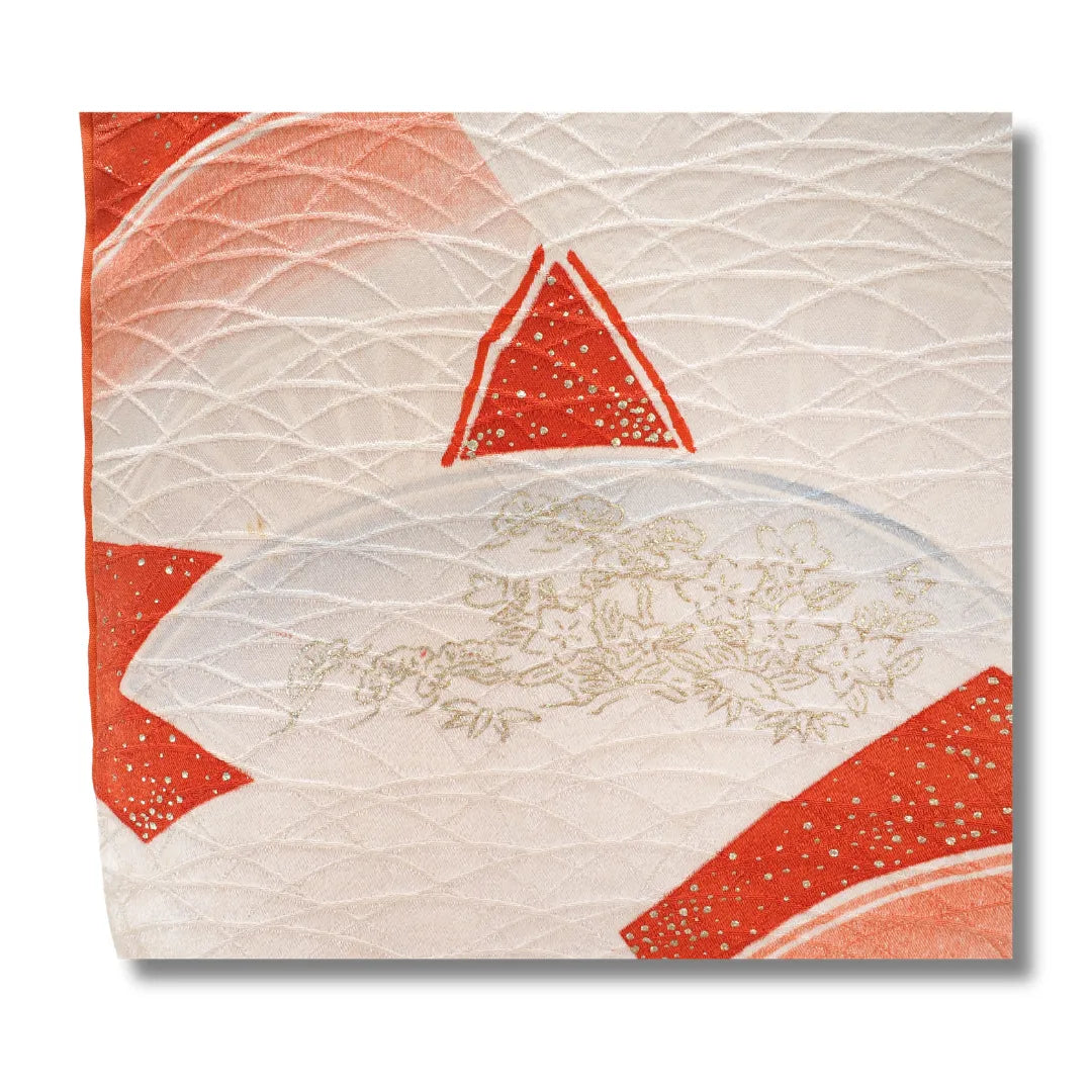 Stoffdetail des Komon-Kimono: rotes Motiv auf cremeweißem Grund mit grauem Farbverlauf