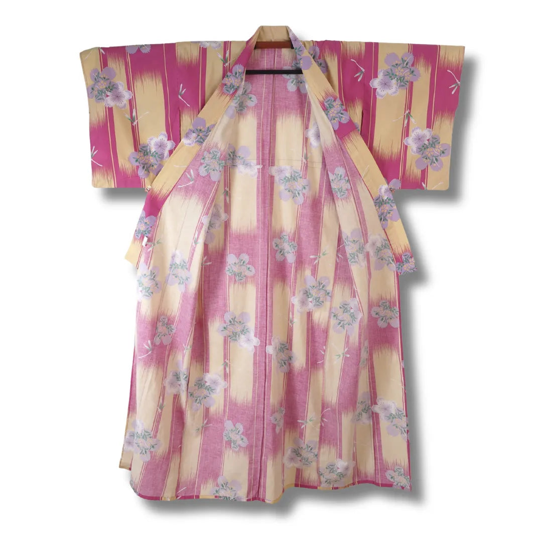 Vintage Yukata in Creme-Rosa aufgehängt, geöffnet