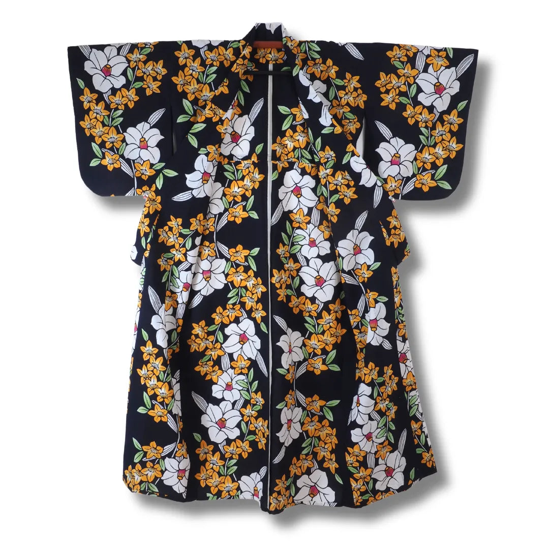 Vintage Yukata in Nachtblau aufgehängt, Gesamtansicht des Blumenmusters