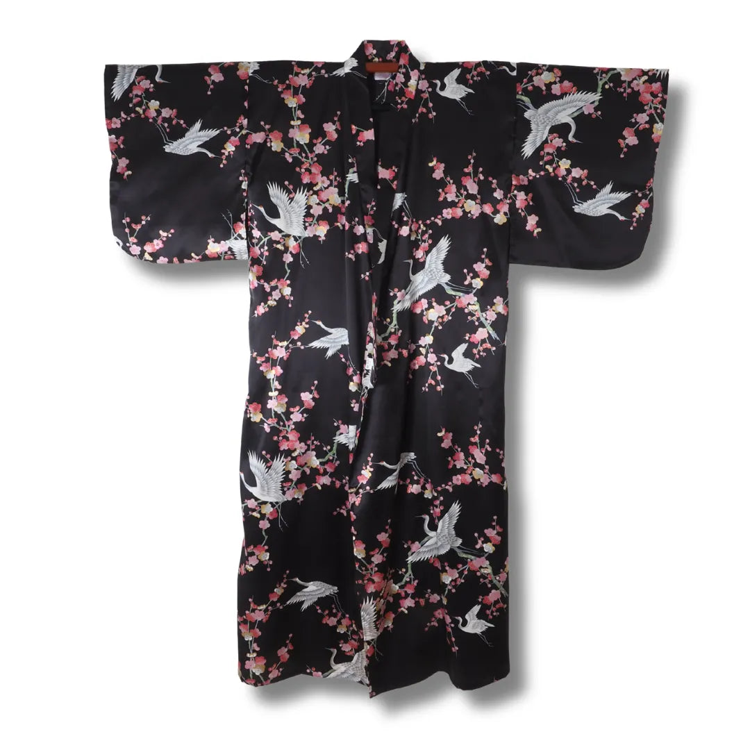 Vorderansicht des schwarzen Seiden-Kimono mit Blumenmuster