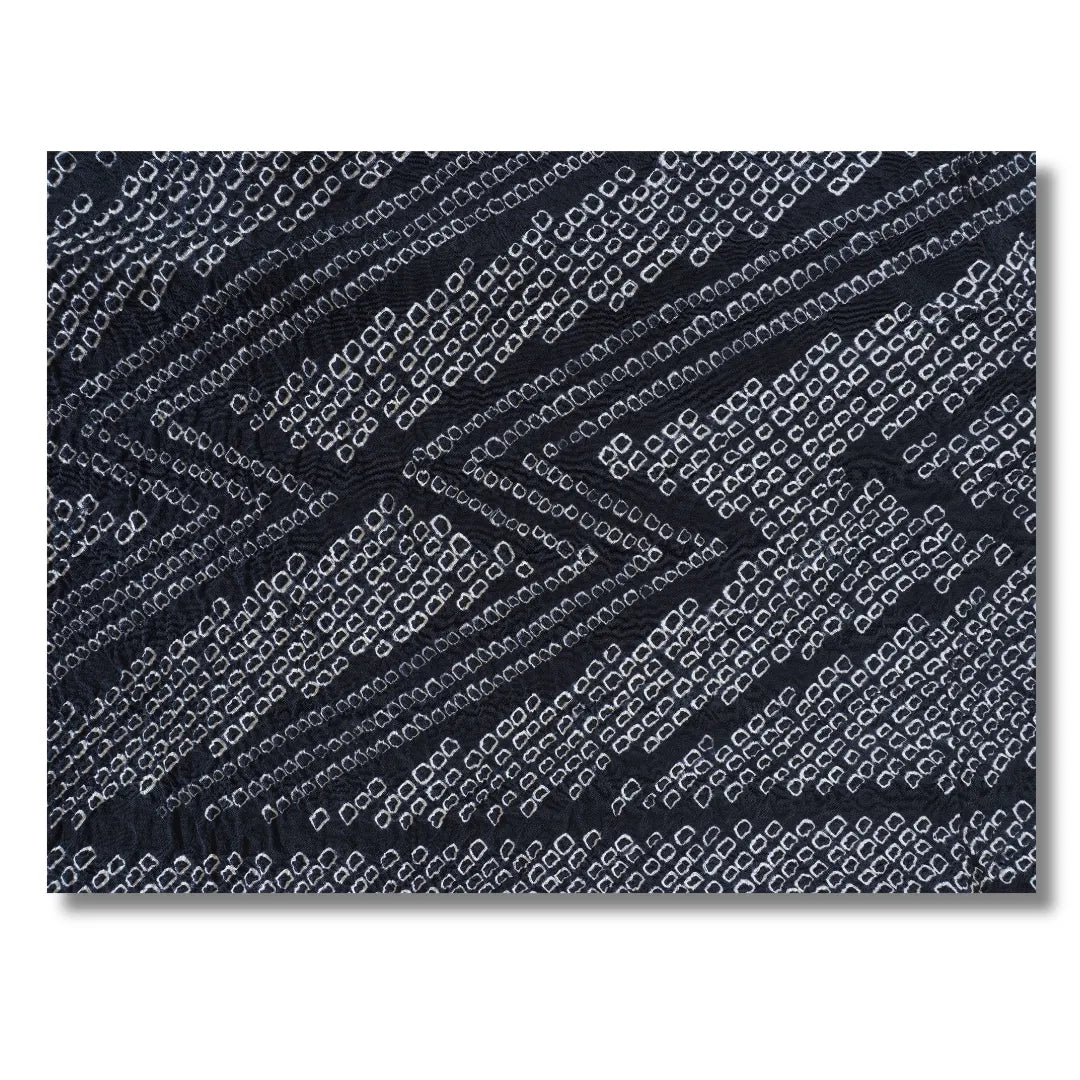 Weiße Karo-Punkte formen kantige Zickzacklinien im Shibori, Detailaufnahme