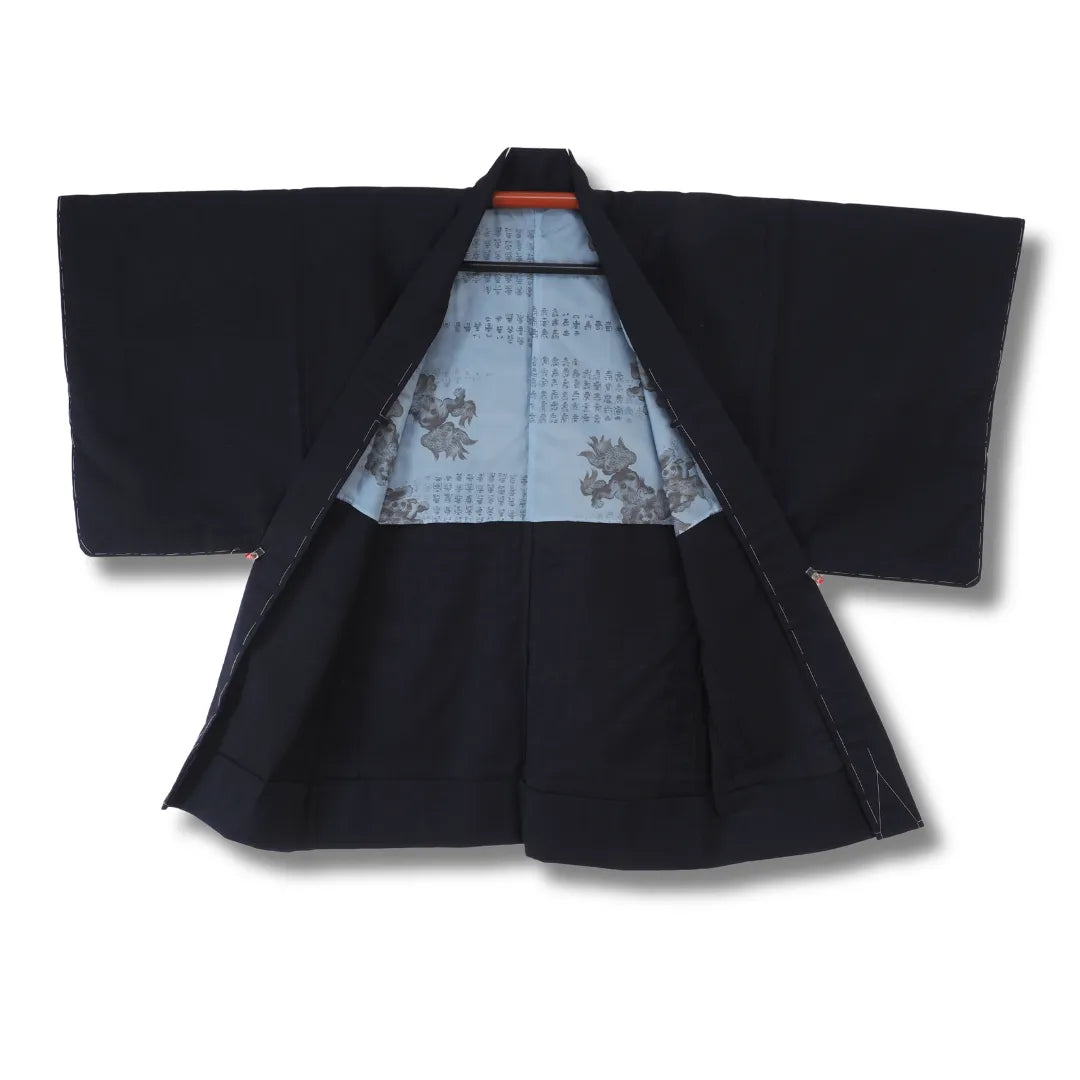 Weit geöffneter Herren-Haori mit hellblauem Karashishi-Innenfutter