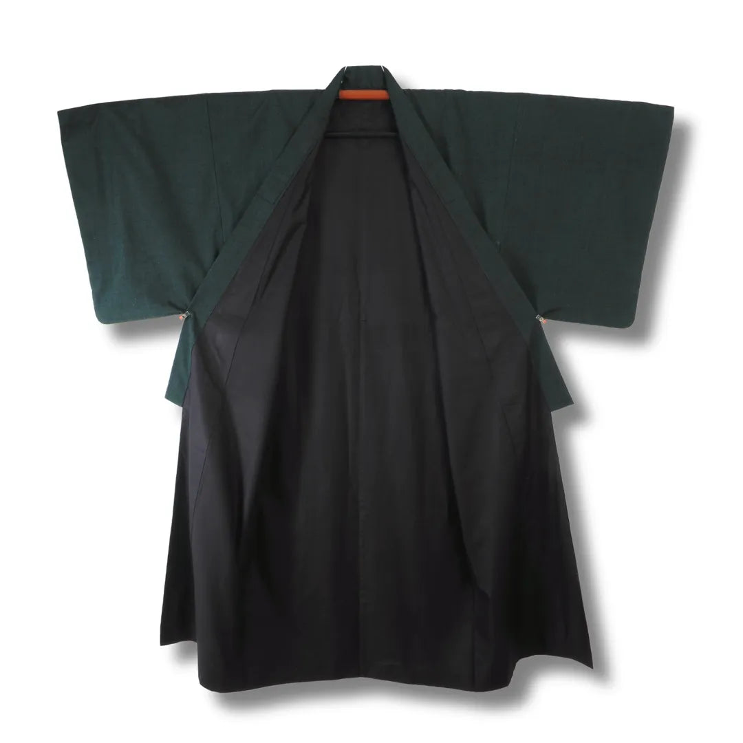 Weit geöffneter Herren-Kimono mit Blick auf das dunkle Innenfutter