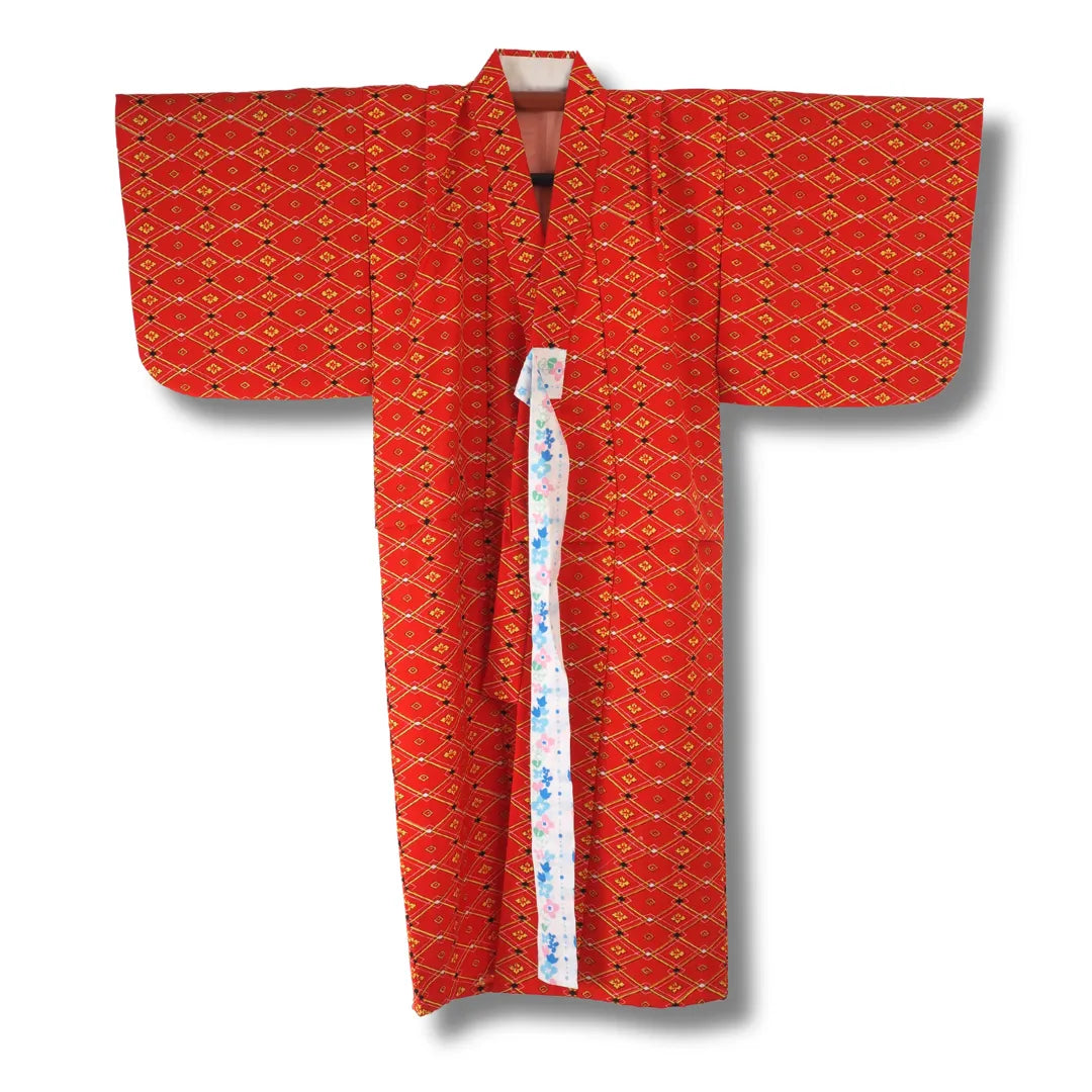 Weitere Frontansicht des roten Kinder-Kimono mit Rautenmedaillons
