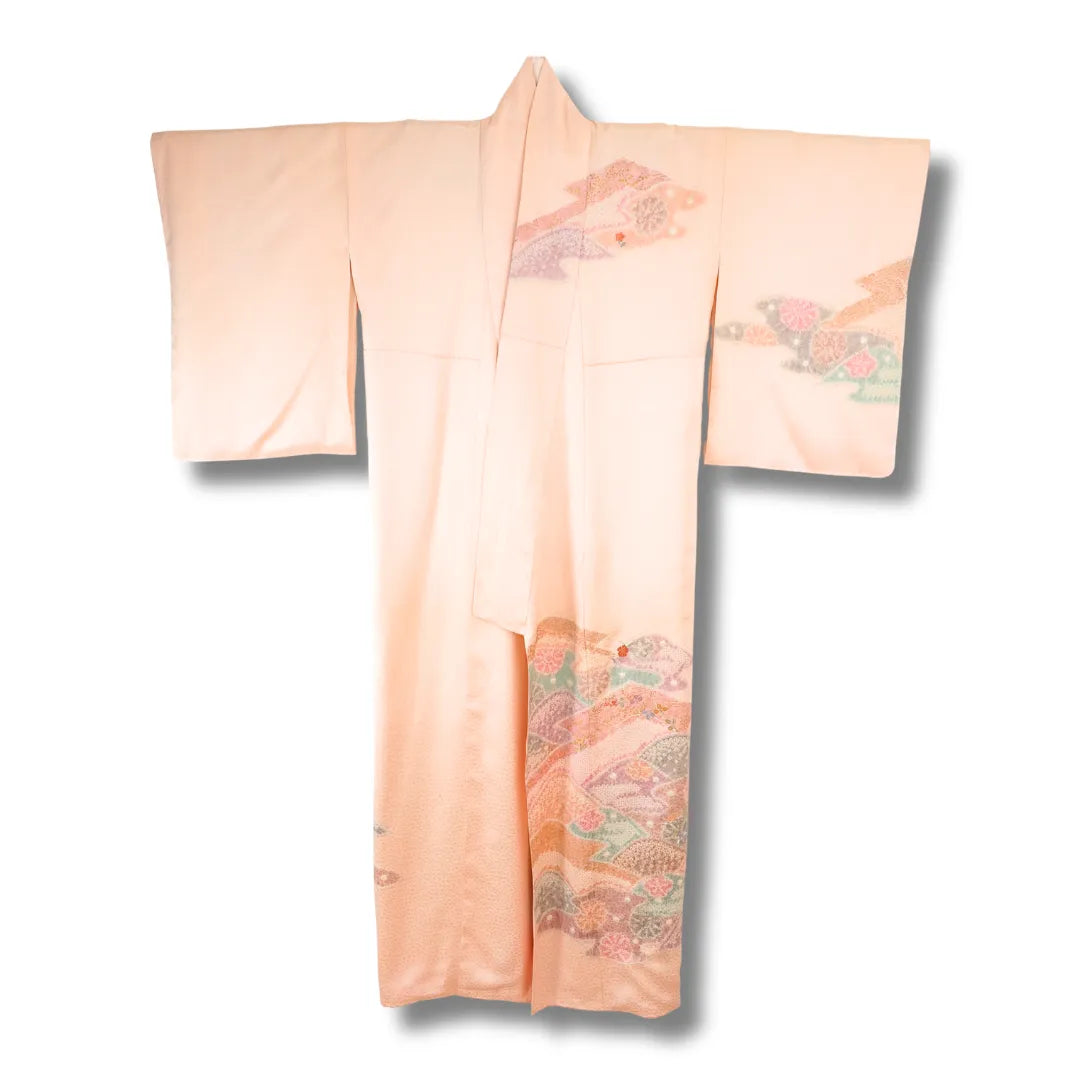 Zartrosa Vintage Homongi-Kimono aus Japan mit großem Blütenmotiv am Saum, Frontansicht
