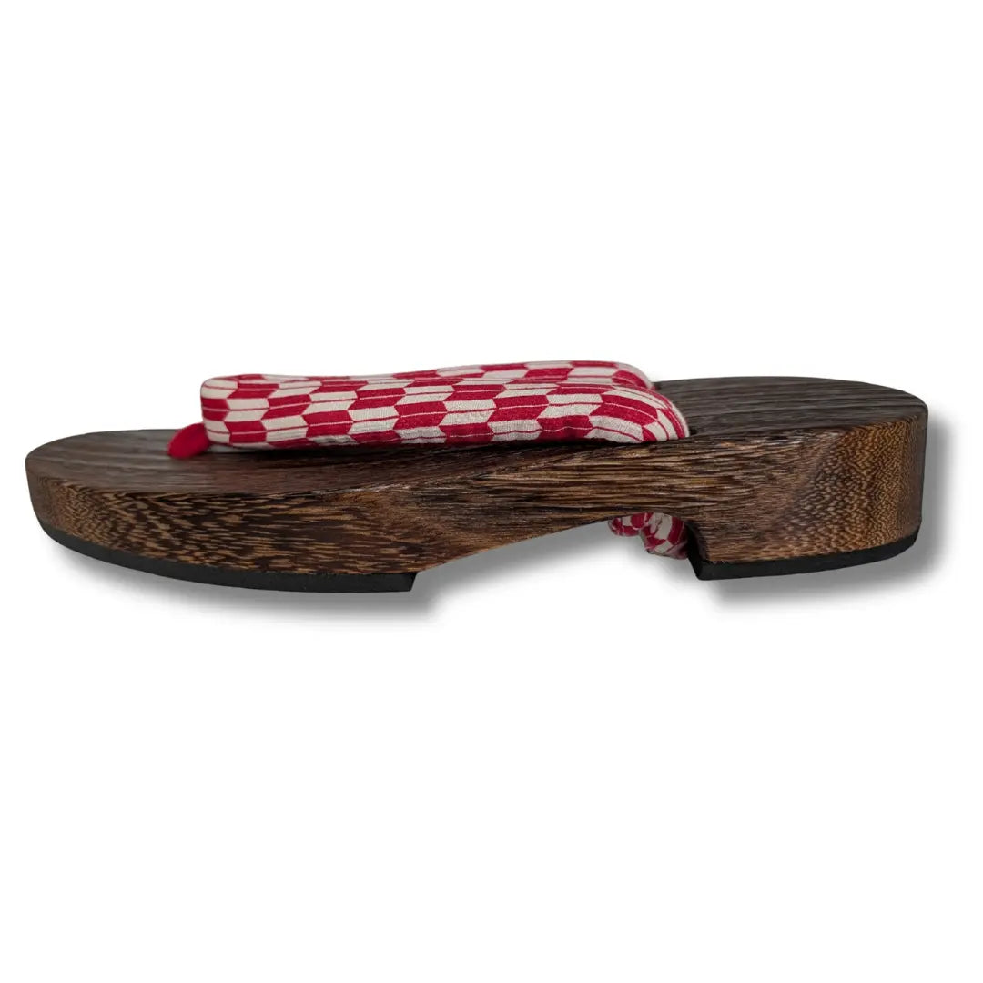 Seitenansicht einer japanischen Geta Sandale aus Paulownia Holz mit 3,5 cm Absatz und schwarzer Gummisohle