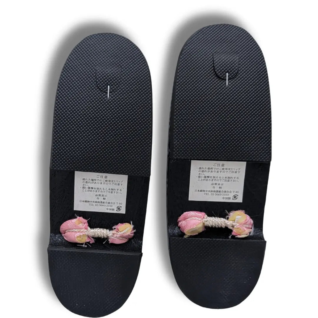 Unterseite der japanischen Geta Sandalen mit rosa Kirschblütenriemen und rutschfester Sohle