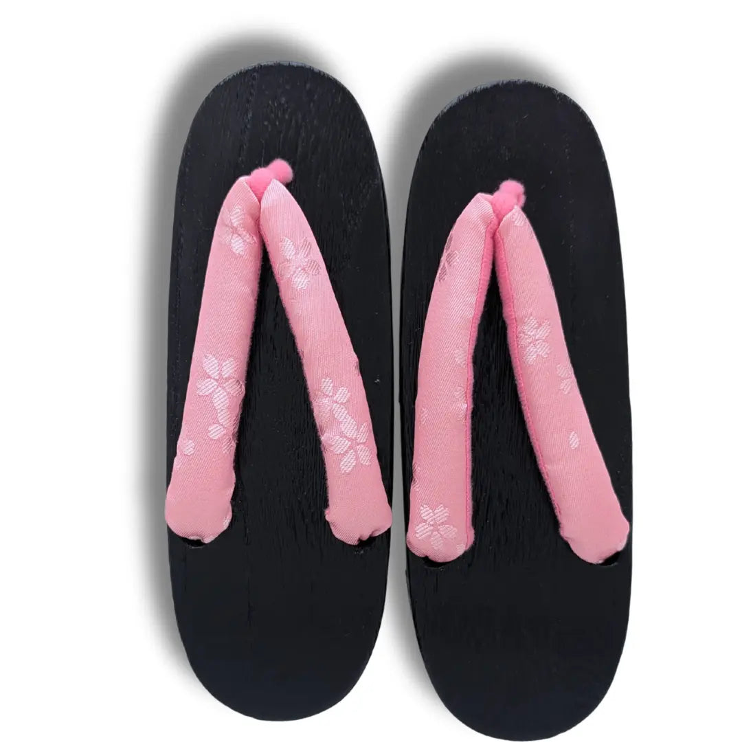 Schwarze japanische Geta aus Holz mit rosa Sakura Riemen in Größe EU 38 / JP 24
