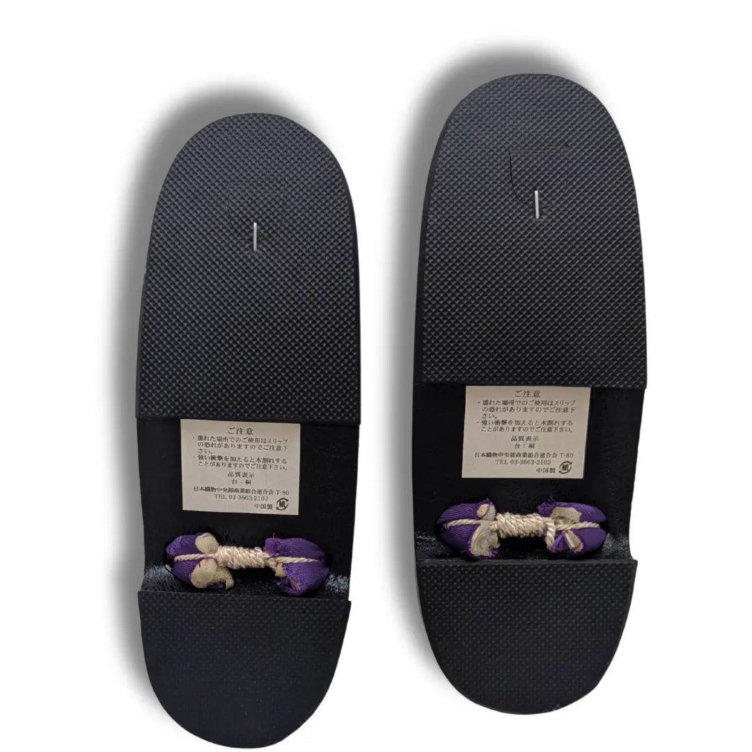 Rückseite der japanischen Geta Sandalen mit rutschhemmender Schaumgummi-Sohle