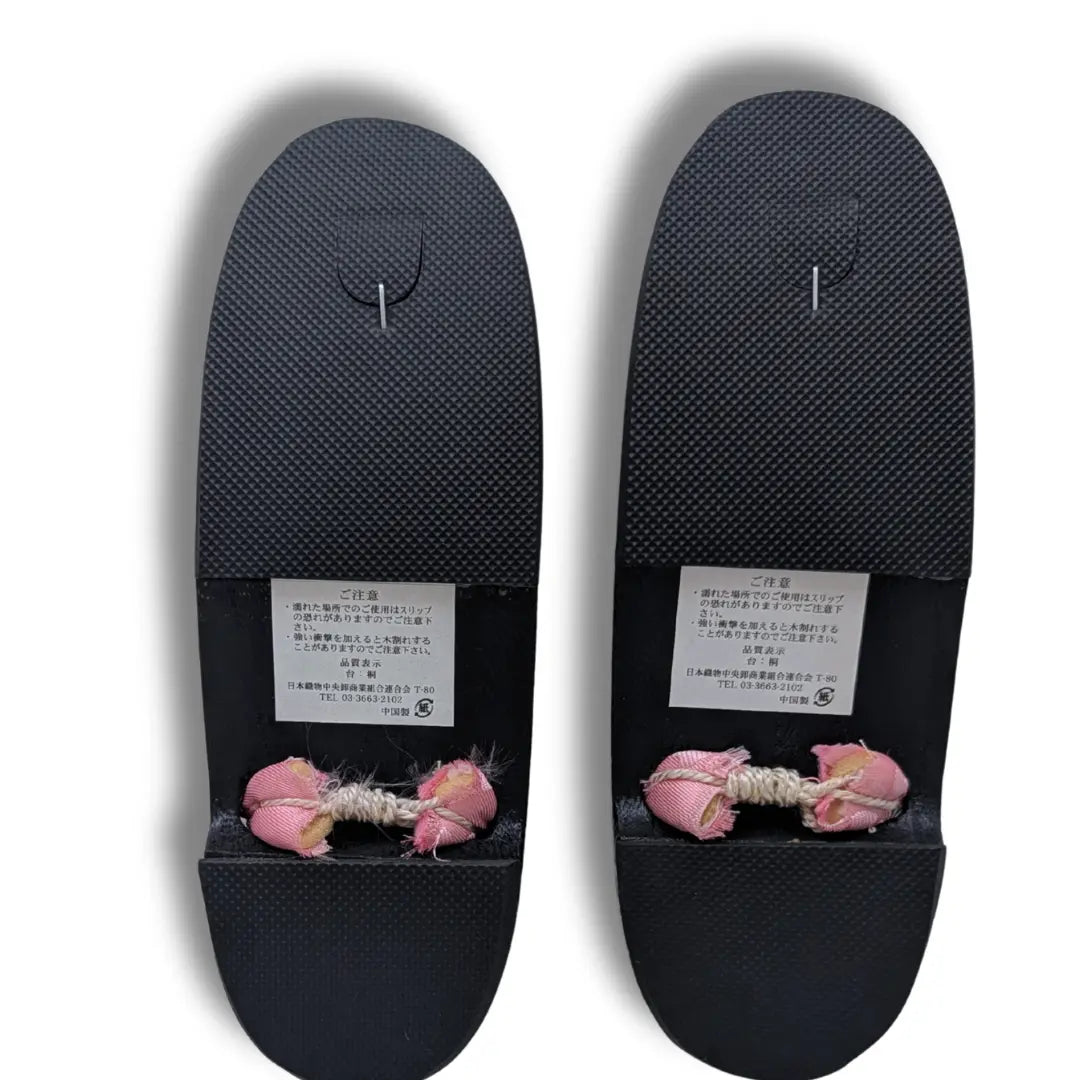 Unterseite der japanischen Geta Sandalen mit rosa Kirschblütenriemen