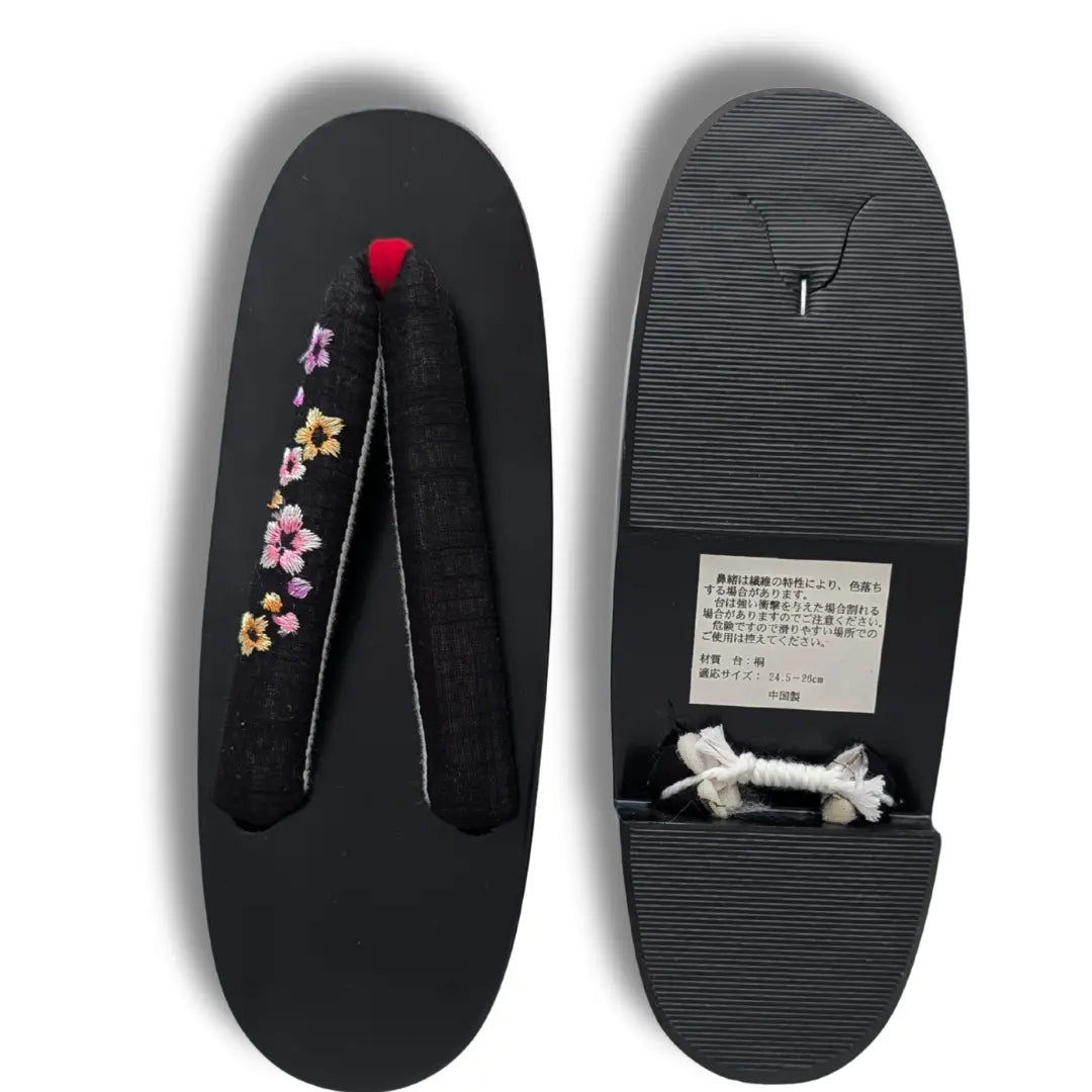 Japanische Geta Holzsandalen mit schwarzem Hanao-Riemen und bunten Kirschblütenstickereien