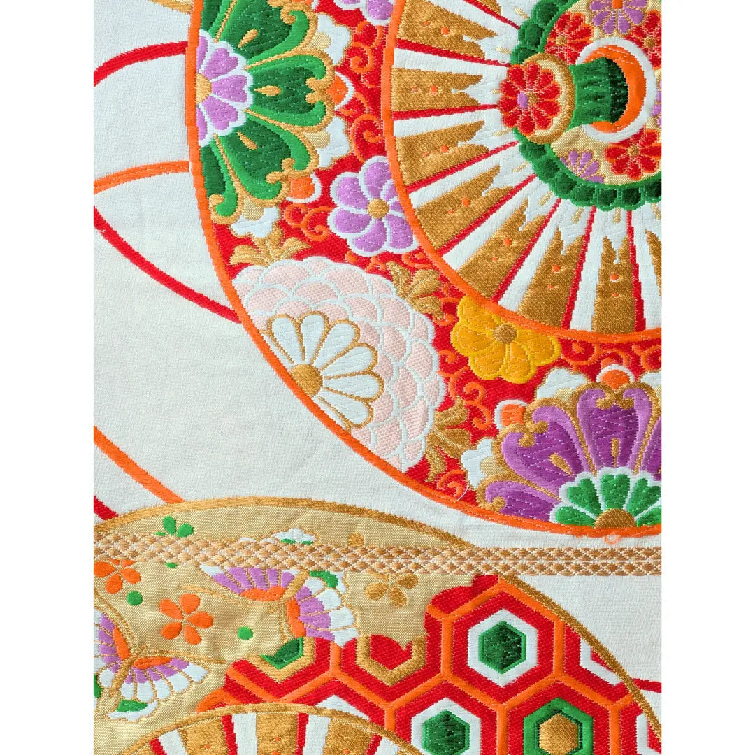 Detailaufnahme eines japanischen Fukuro Obi mit Kikkō-Muster und goldener Webarbeit