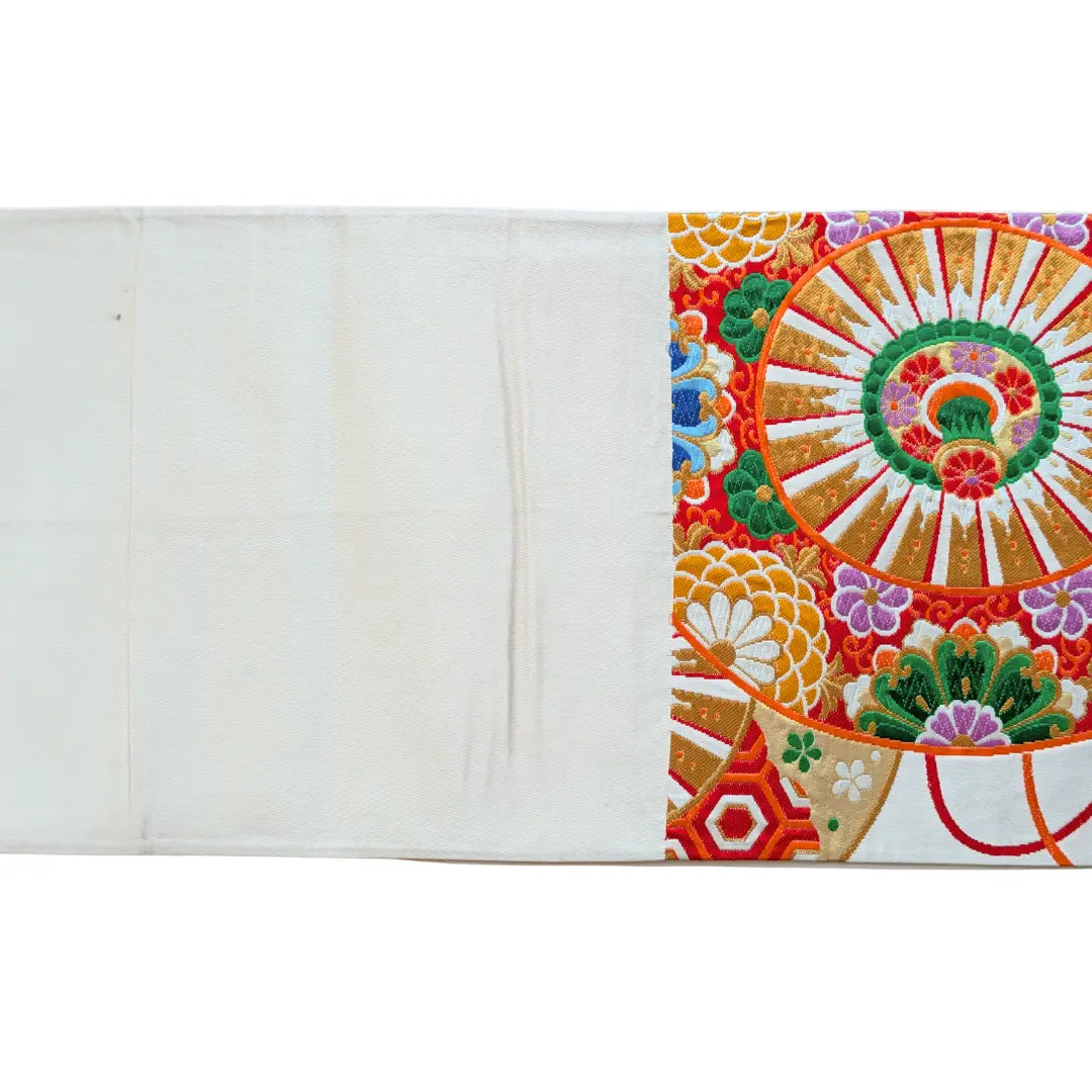 Rückseite Vintage Fukuro Obi in Weiß mit goldenen Wagenrad- und floralen Mustern