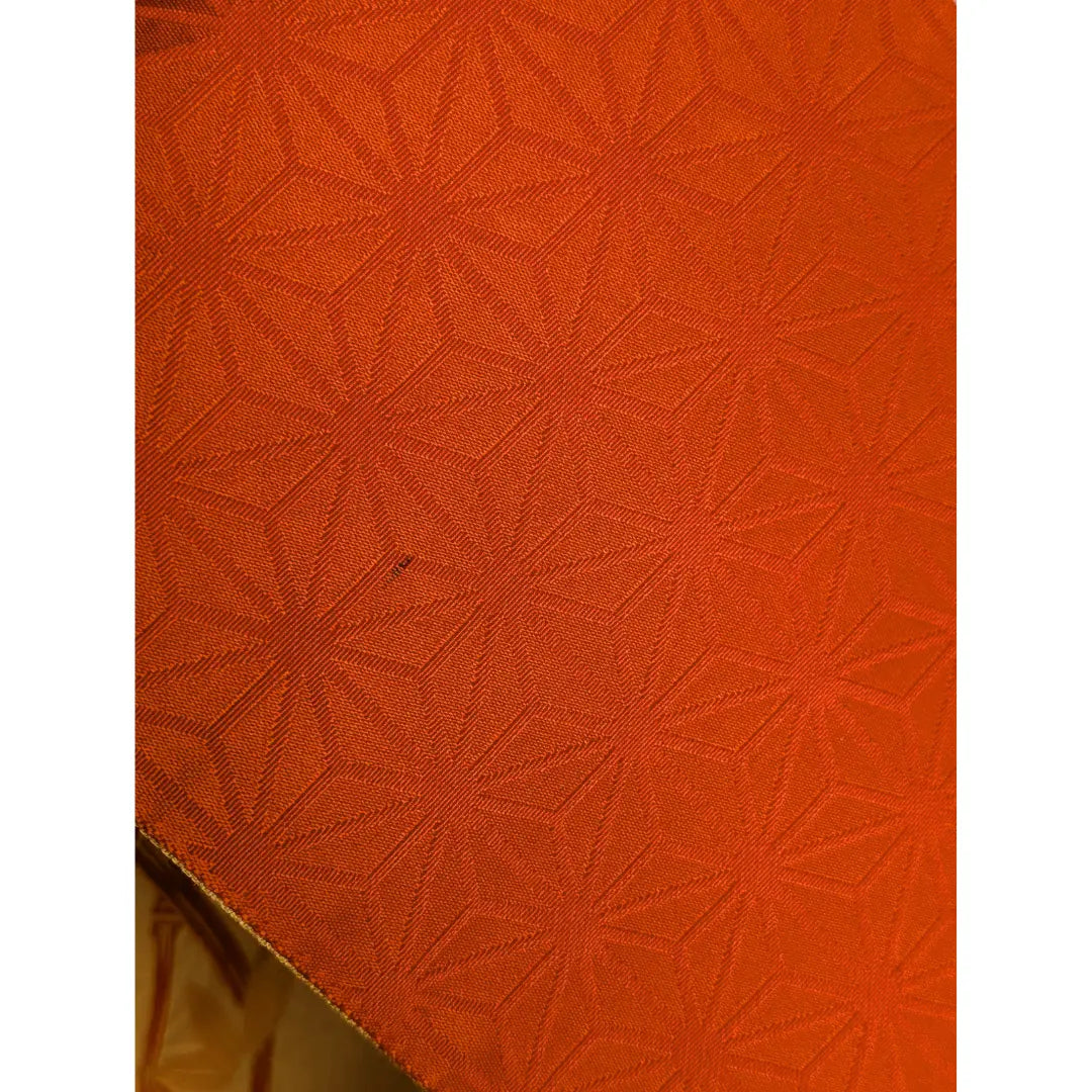 Detail eines Flecks auf der orangefarbenen Seite des Vintage Hanhaba Obi.