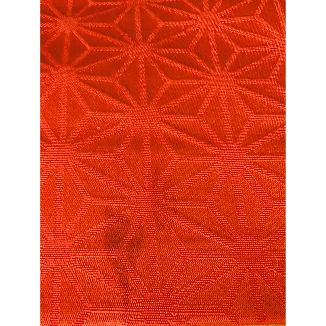 Detailaufnahme mit Fleck des eingewebten Asanoha-Musters auf der orangefarbenen Seite des Vintage Obi.