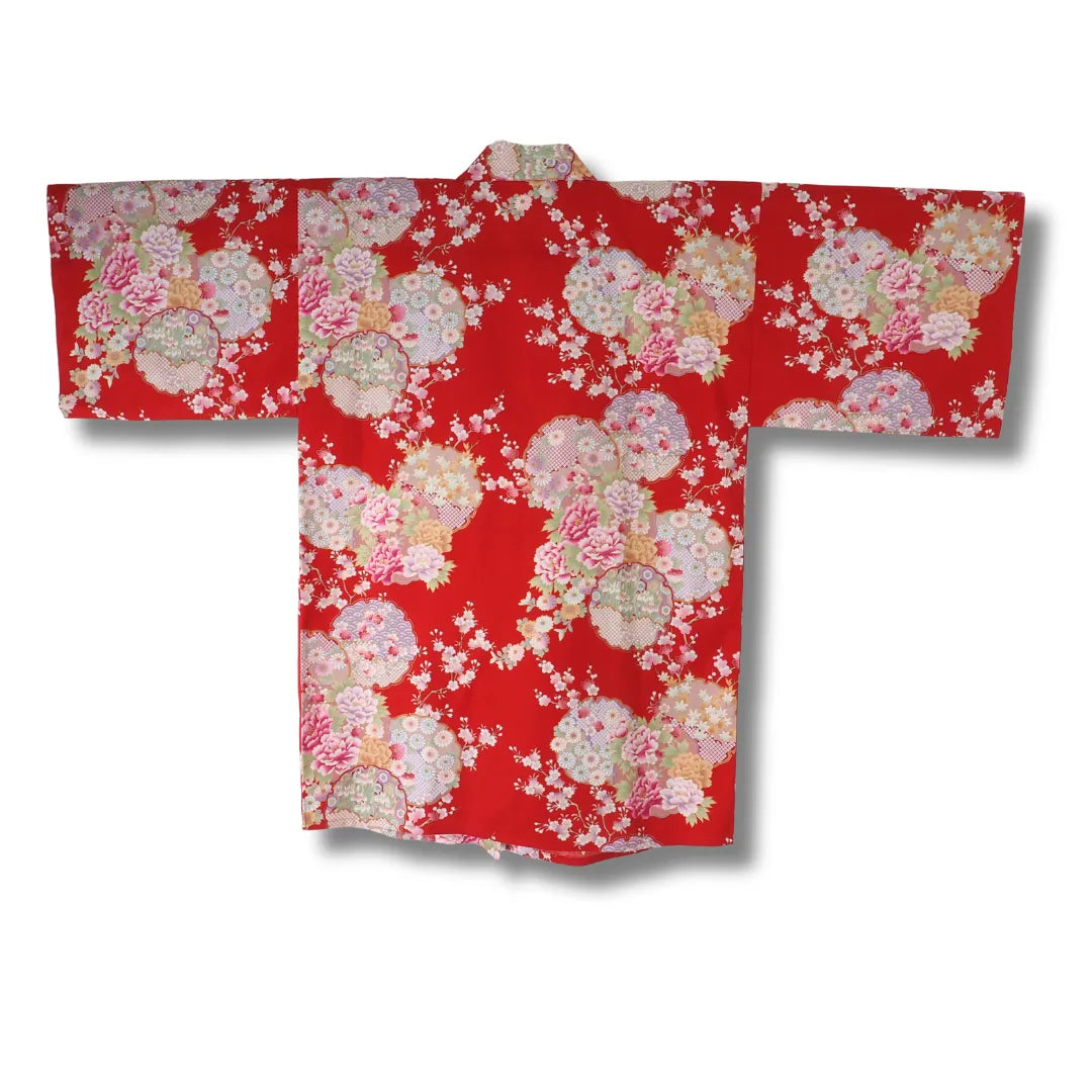 Rückseite rote Hanten Kimonojacke für Damen aus Japan mit Sakura Kirschblüten, Botan Pfingstrosen und traditionellen japanischen Mustern