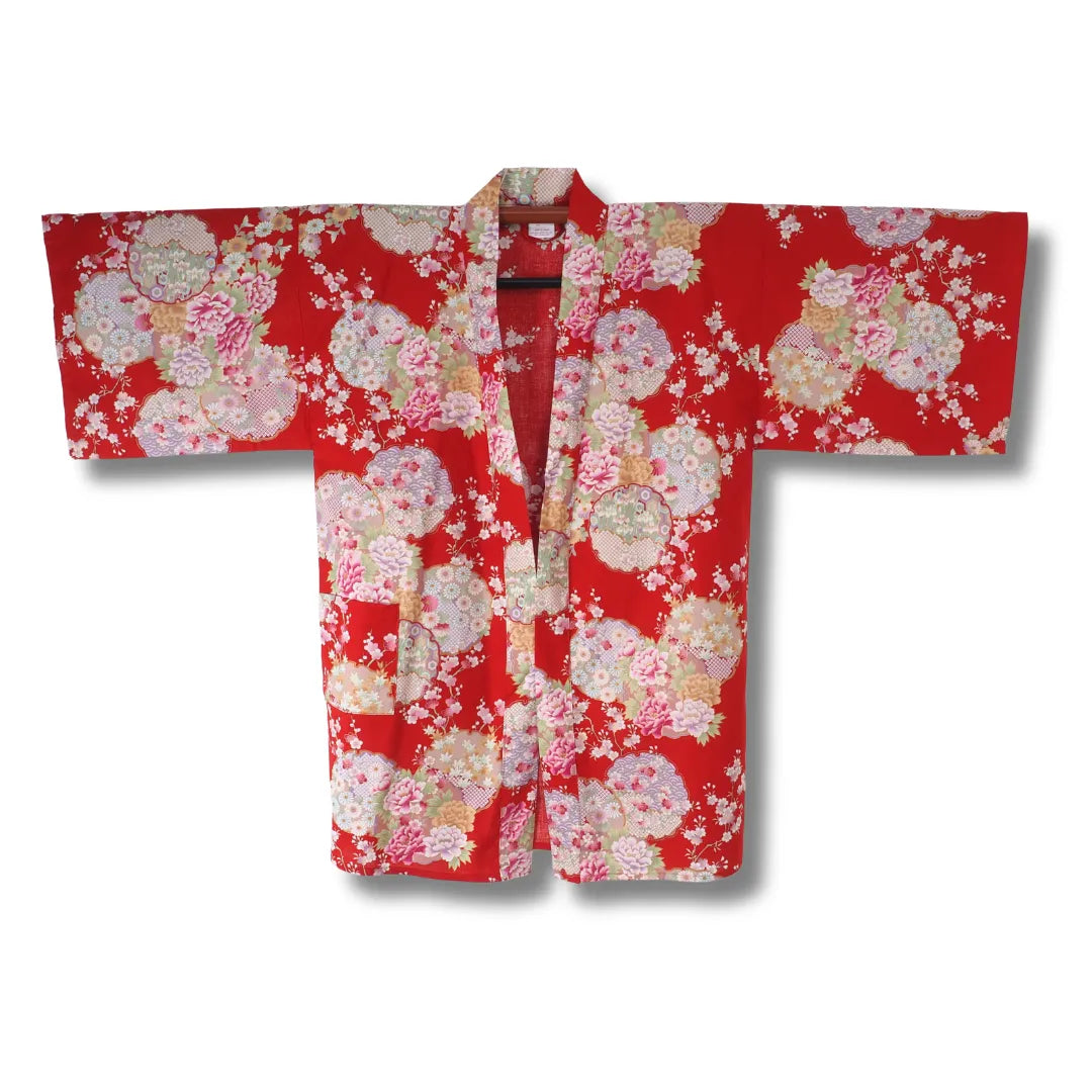 Vorderseite rote Hanten Kimonojacke für Damen aus Japan mit Sakura Kirschblüten, Botan Pfingstrosen und traditionellen japanischen Mustern