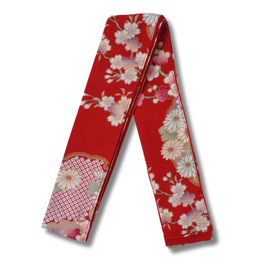 Gürtel für die rote Hanten Kimonojacke für Damen aus Japan mit Sakura Kirschblüten, Botan Pfingstrosen und traditionellen japanischen Mustern