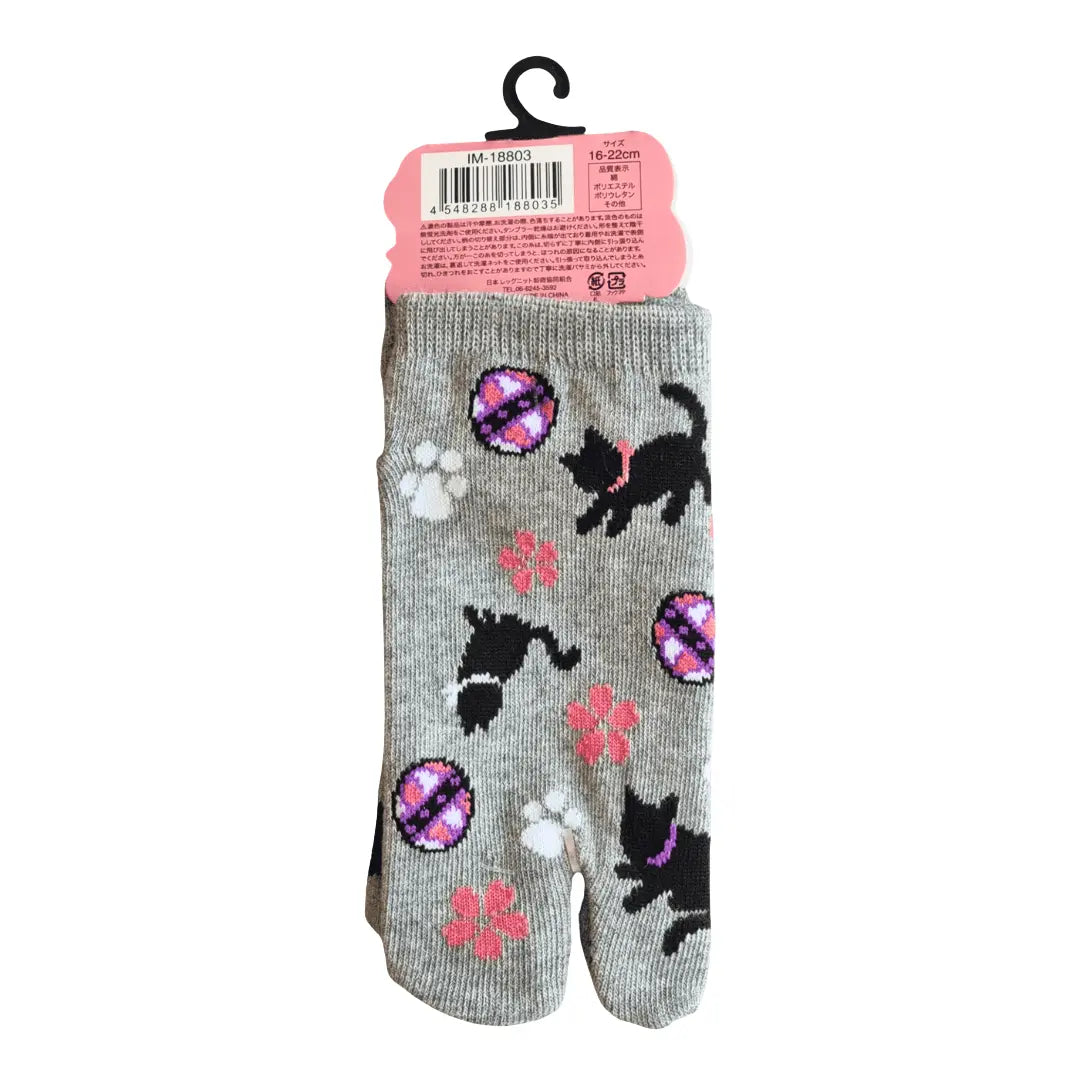 Kinder Tabi Socken grau Rückseite mit Etikett und Produktinformationen – japanische Zehensocken mit Katzen Motiv #farbe_Grau
