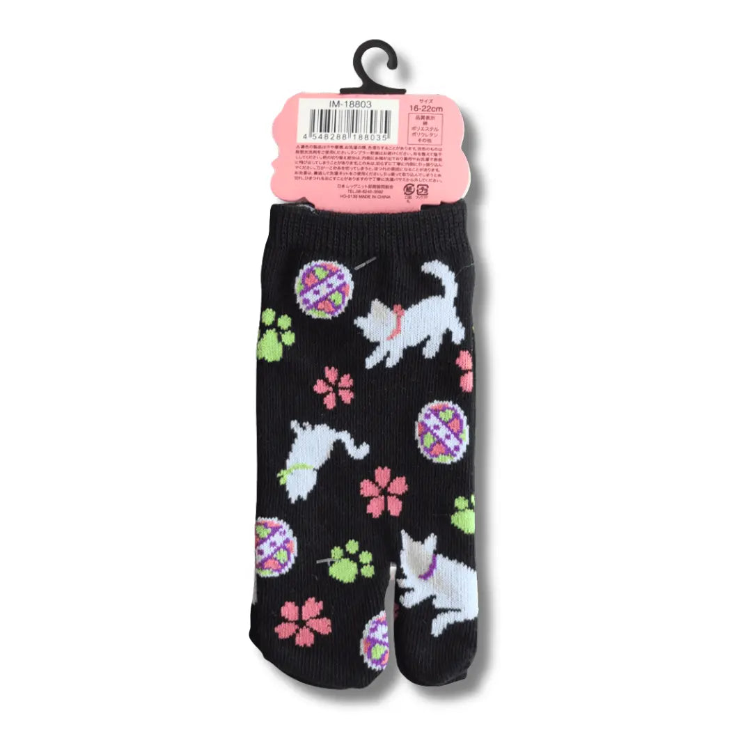 Kinder Tabi Socken schwarz mit Katzen Motiv Rückseite mit Etikett und Produktinformationen – japanische Zehensocken #farbe_Schwarz