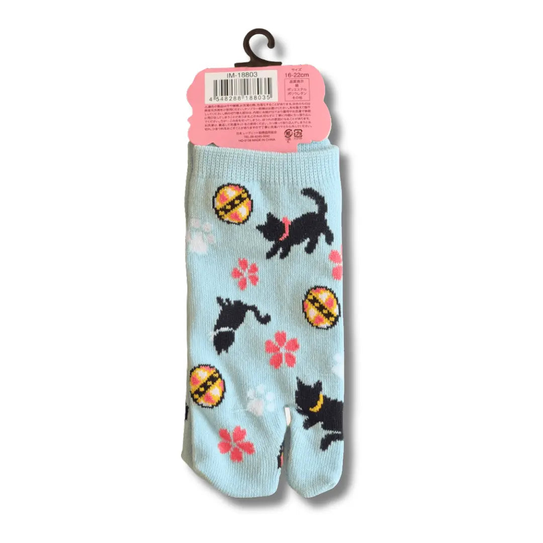 Kinder Tabi Socken hellblau mit Katzen Motiv Rückseite mit Etikett und Produktinformationen – japanische Zehensocken #farbe_Blau