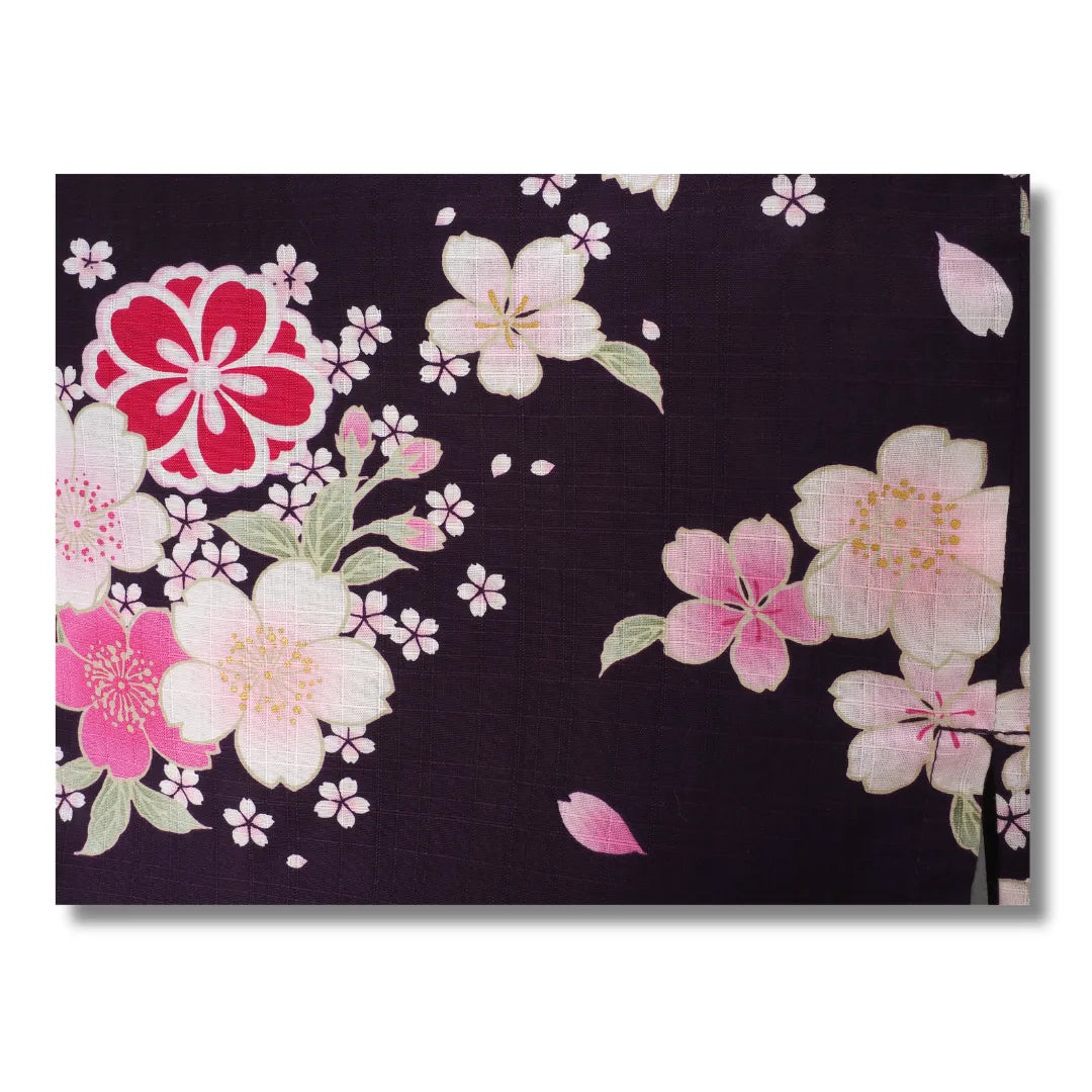 Detailbild Mädchen Yukata in Lila mit rosa Sakura Kirschblüten aus Japan aus Baumwolle