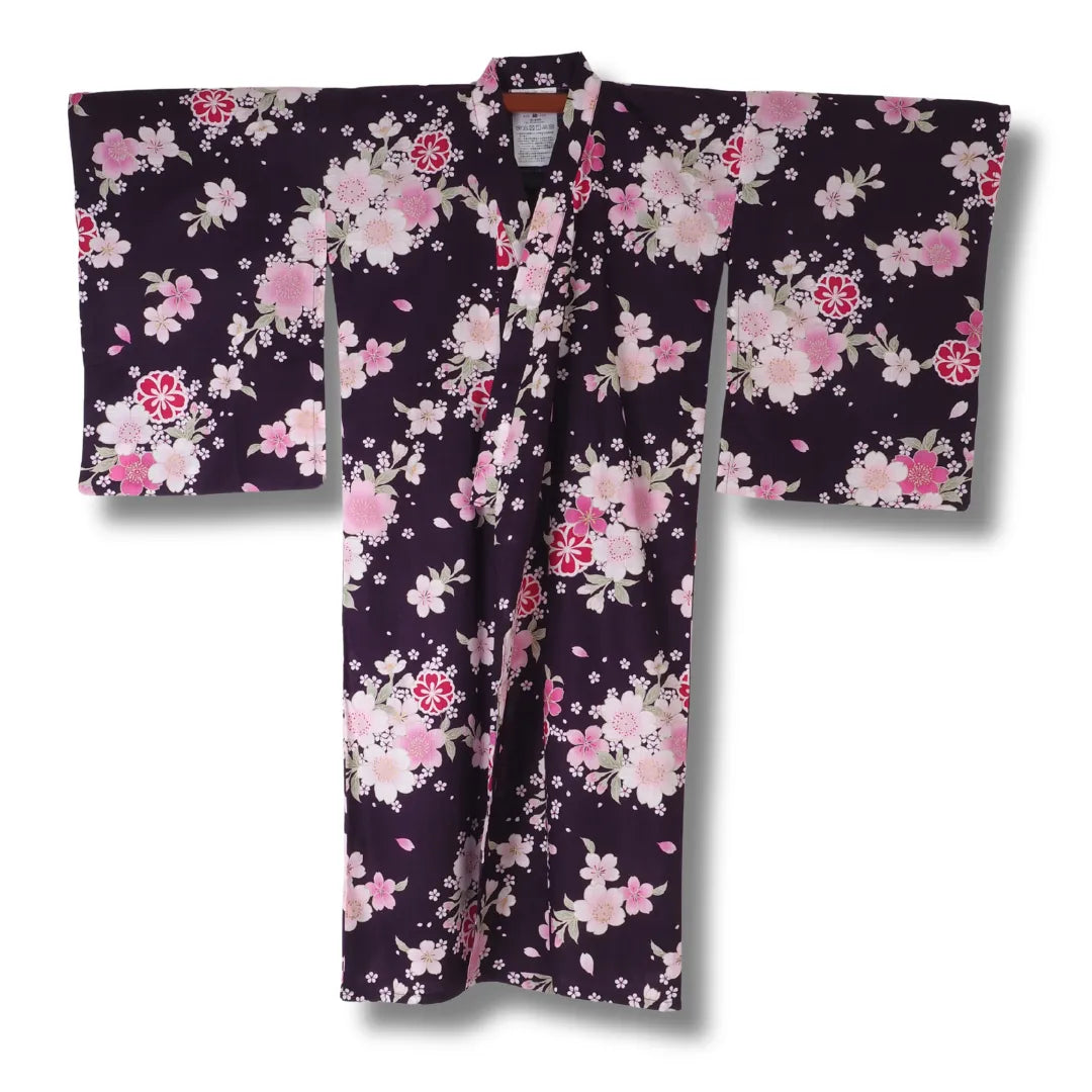 Vorderseite Mädchen Yukata in Lila mit rosa Sakura Kirschblüten aus Japan aus Baumwolle