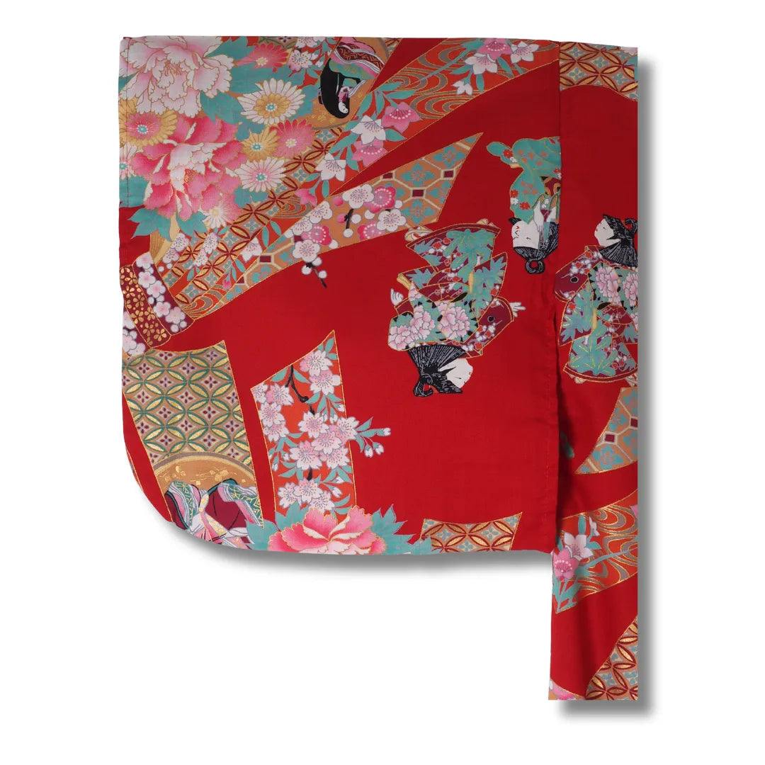 Ärmel vom roten Mädchen Kimono Yukata mit traditionellem Noshi Muster, japanischen Puppen und floralen Motiven