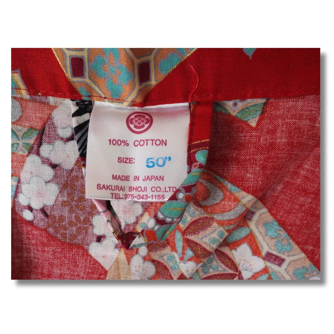 Etikett vom roten Mädchen Kimono Yukata mit traditionellem Noshi Muster, japanischen Puppen und floralen Motiven inkl. Obi
