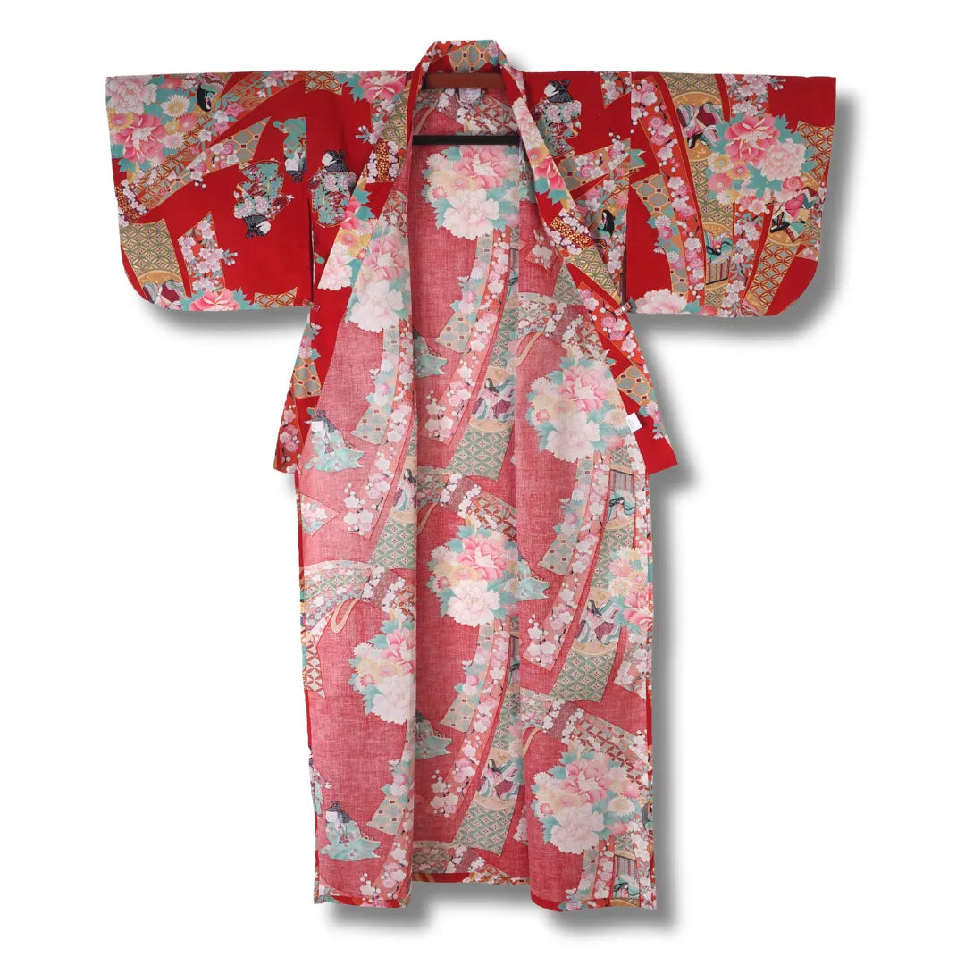 Geöffneter roter Mädchen Kimono Yukata mit traditionellem Noshi Muster, japanischen Puppen und floralen Motiven