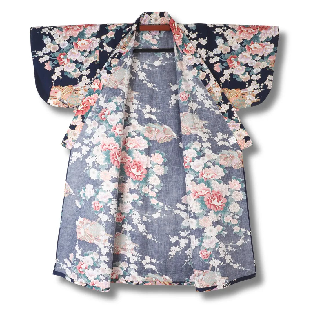 Geöffneter Dunkelblauer Mädchen Kimono Yukata mit japanischen Prinzessinnen, Botan Pfingstrosen und Ume Pflaumenblüten 