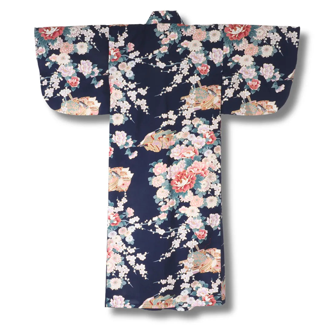 Rückseite Dunkelblauer Mädchen Kimono Yukata mit japanischen Prinzessinnen, Botan Pfingstrosen und Ume Pflaumenblüten 