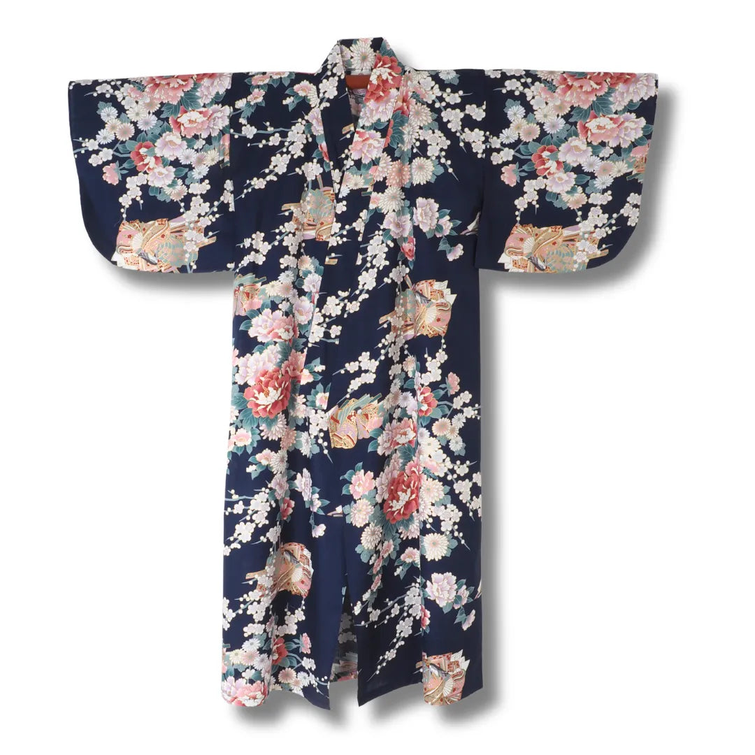 Vorderseite Dunkelblauer Mädchen Kimono Yukata mit japanischen Prinzessinnen, Botan Pfingstrosen und Ume Pflaumenblüten 