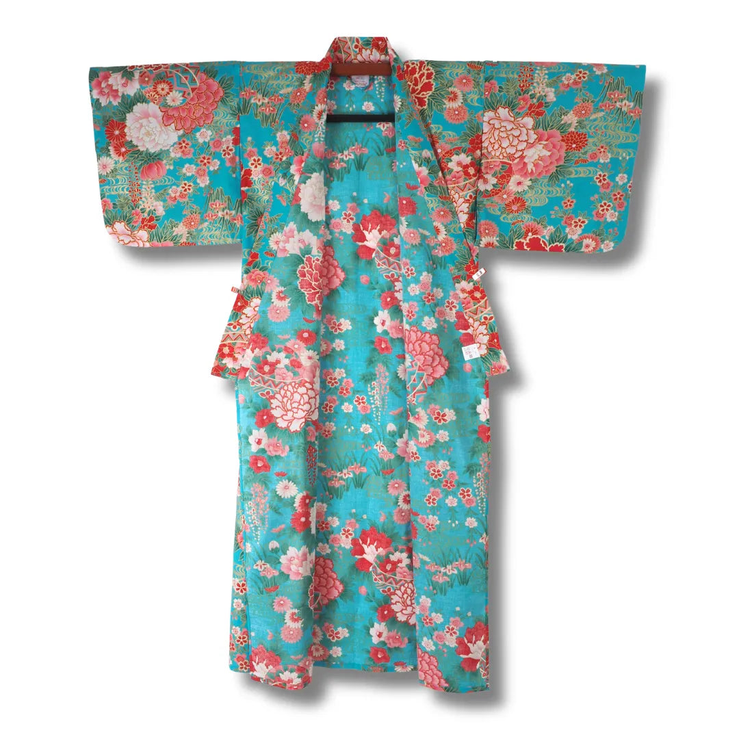 Geöffneter Türkiser Mädchen Yukata aus Japan mit Temari Bällen, Sakura Kirschblüten und Botan Pfingstrosen