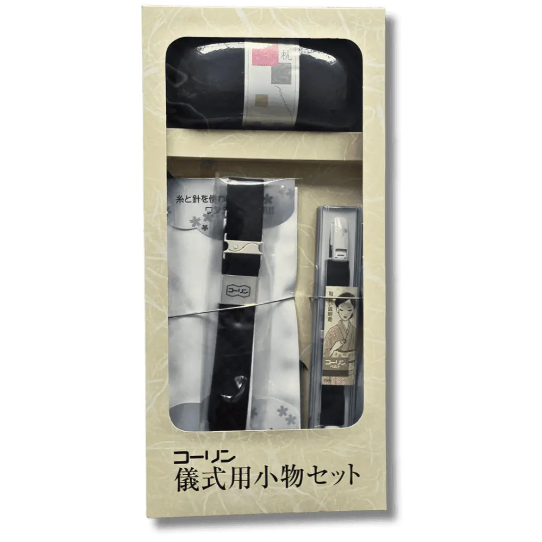 Japanisches 8-teiliges Kitsuke Set in Schwarz in einer hellen Geschenkbox mit Sichtfenster und verschiedenen Hilfsmitteln zum Ankleiden eines Kimonos