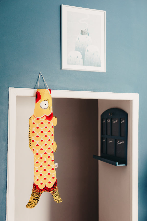 Koinobori Windsack gelb am Türrahmen #farbe_Gelb