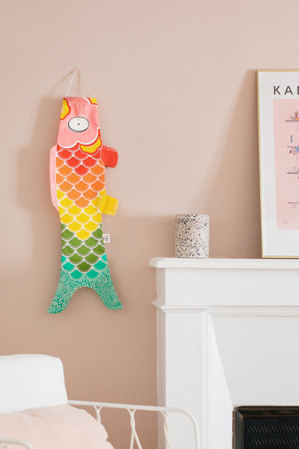Koinobori Windsack Regenbogen im Wohnzimmer #farbe_Regenbogen