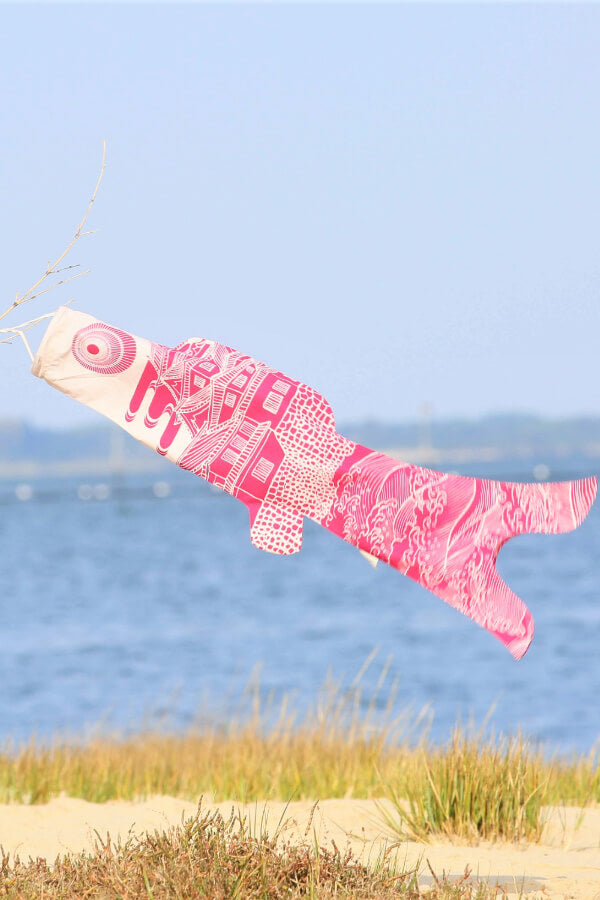 Koinobori Größe S Ôshiro in Rosa weht am Meer #farbe_Rosa