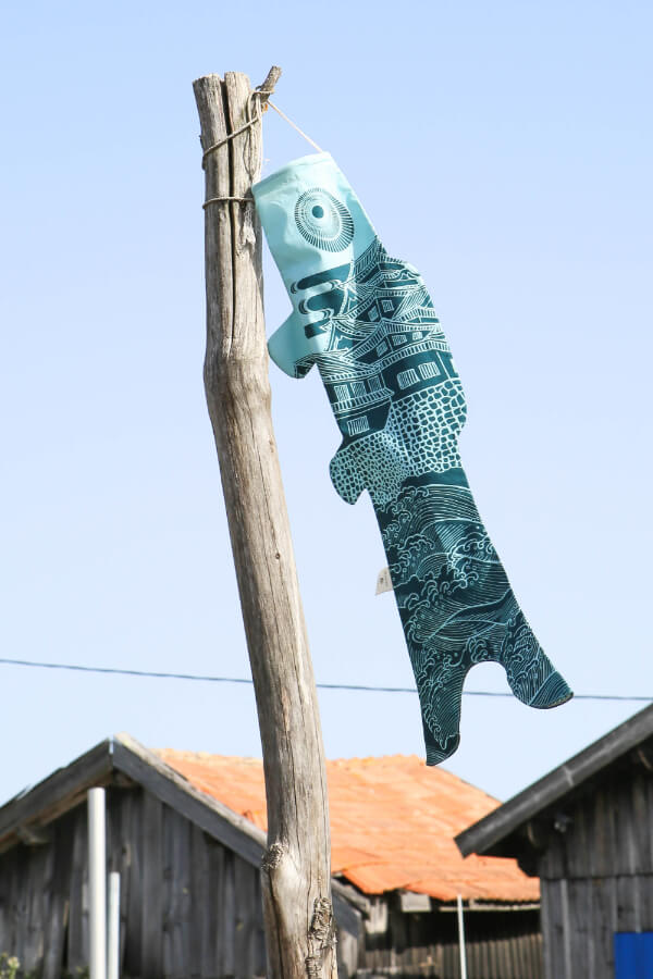 Koinobori Größe S Ôshiro in Petrol hängt an einem Pfahl #farbe_Petrol