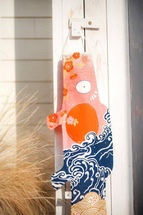 Koinobori Windsack Wellen Muster hängt an der Hauswand #farbe_Welle
