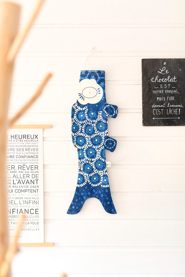 Koinobori Windsack shibori blau hängt an der Wand #farbe_Shibori
