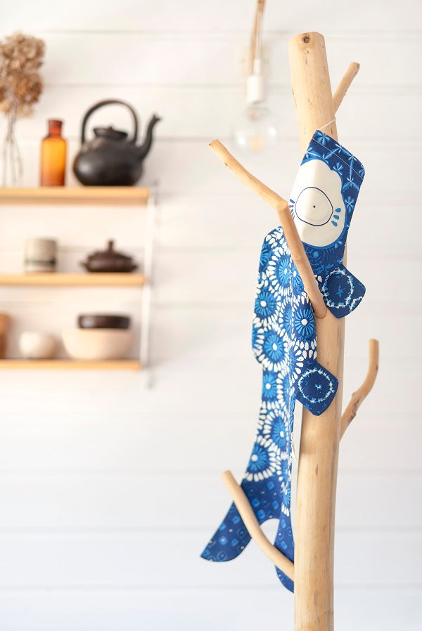 Koinobori Windsack shibori blau hängt am Baum #farbe_Shibori