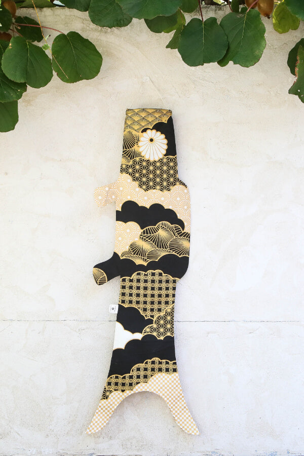 Koinobori Größe M Atsushi Matsu hängt an einer Wand #farbe_Gold